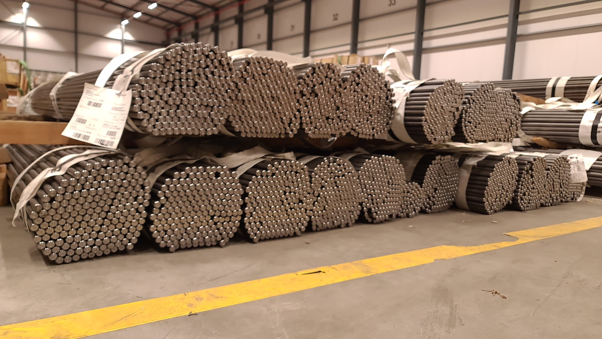 Bundels metalen staven op voorraad in het magazijn